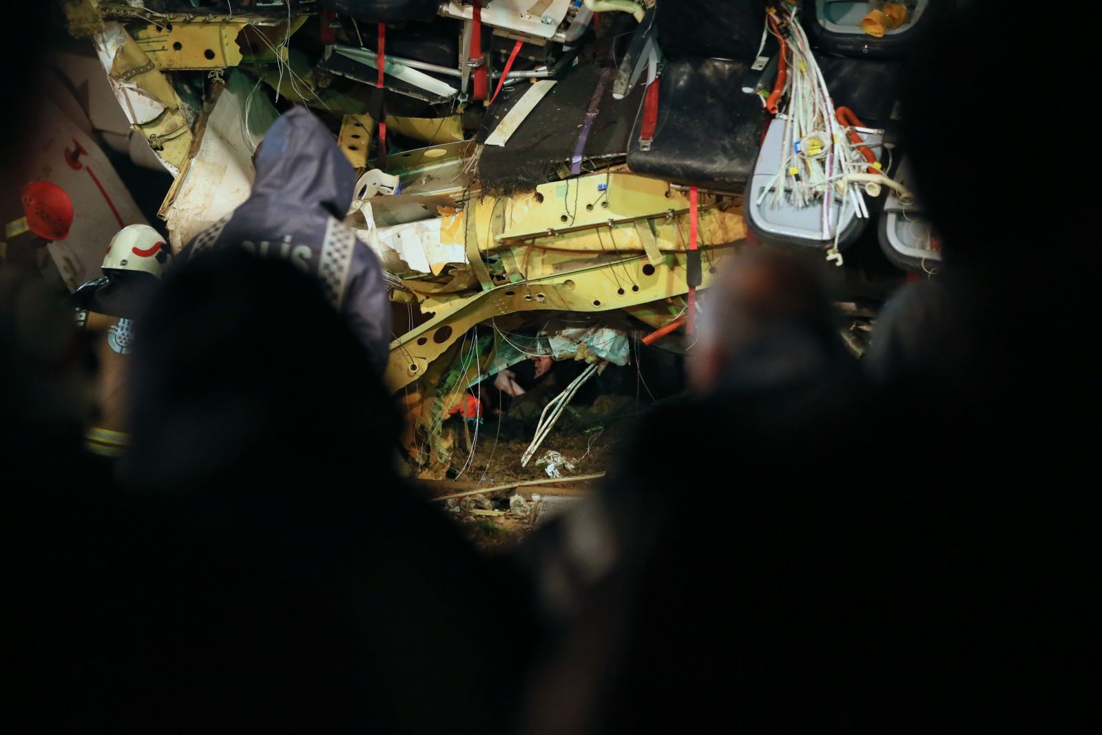 Sabiha Gökçen'de pistten çıkan uçak üçe bölündü