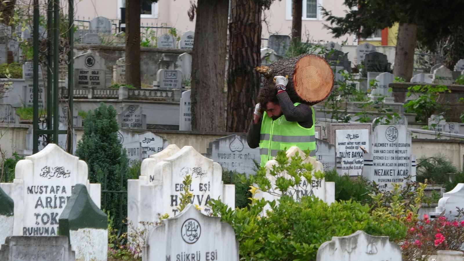Fırtına nedeniyle 15 mezar tahrip oldu