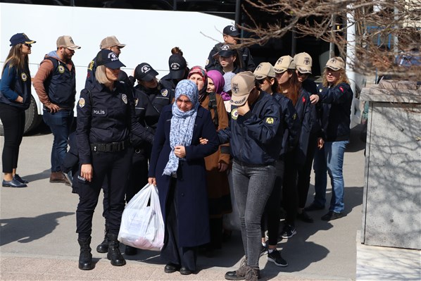 Mersin'de yakalanan FETÖ ablasının telefonundaki şifreden suikast talimatı çıktı