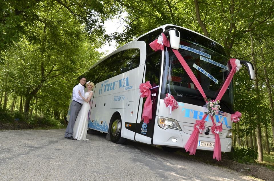 Yolcu otobüsünü gelin arabası yaptılar