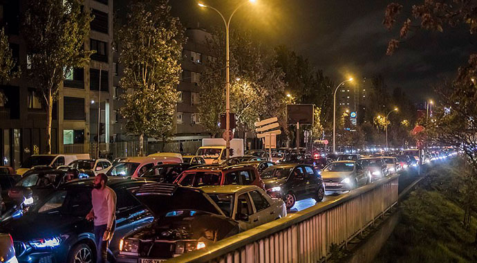 Paris’ten kaçış! Kısıtlama öncesinde yüz binler yollara döküldü, trafik felç oldu