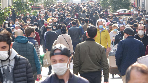 Taksim'deki yoğunlukta maske takmayanlar gözden kaçmadı