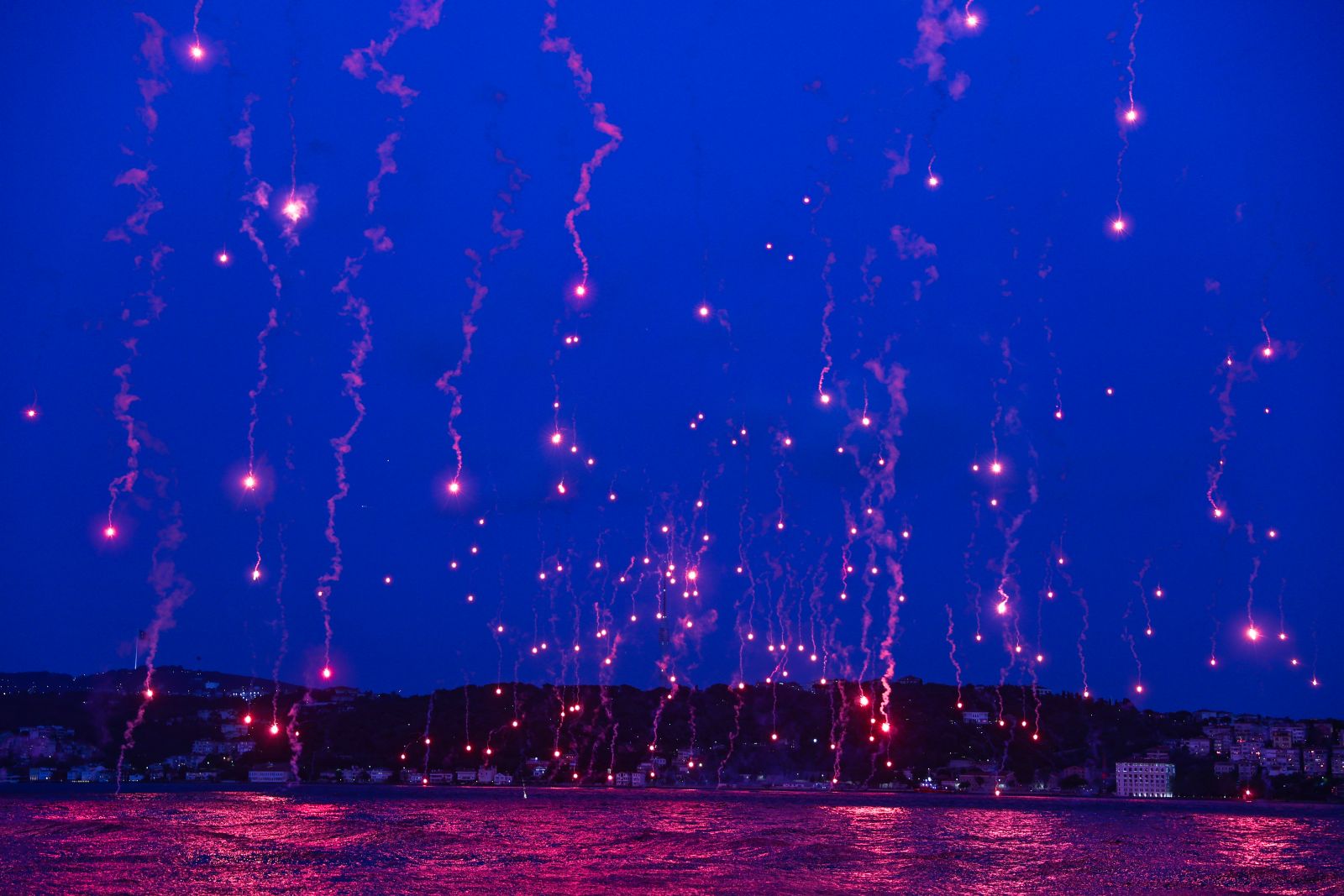 Beşiktaşlılardan Boğaz'da çılgın kutlama