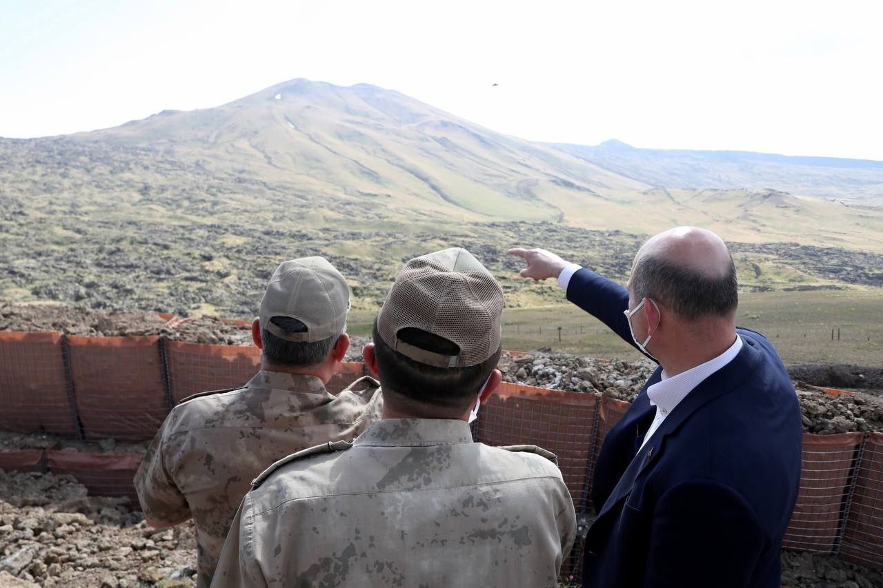 Bakan Soylu, Tendürek'teki askerleri ziyaret etti