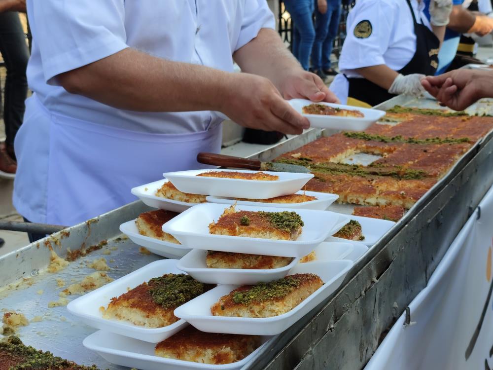 Hatay'da 82 metrelik künefe yaptılar