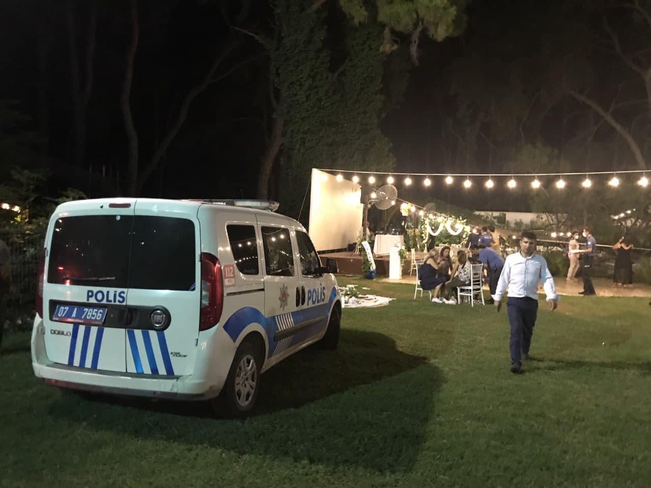 Düğünde facia! Davetlilerin üzerine ağaç devrildi: Ölü ve yaralılar var