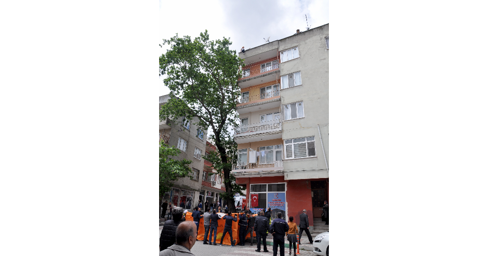 Çatıya çıkan kadını kurtarmak isteyen polis yaralandı