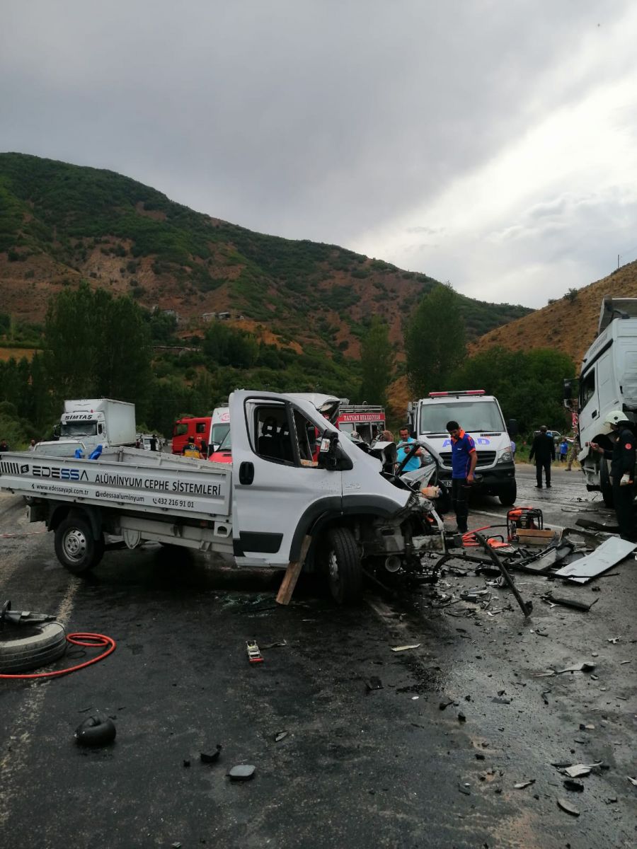 Bitlis'te tır kamyonetle çarpıştı, ölü ve yaralılar var