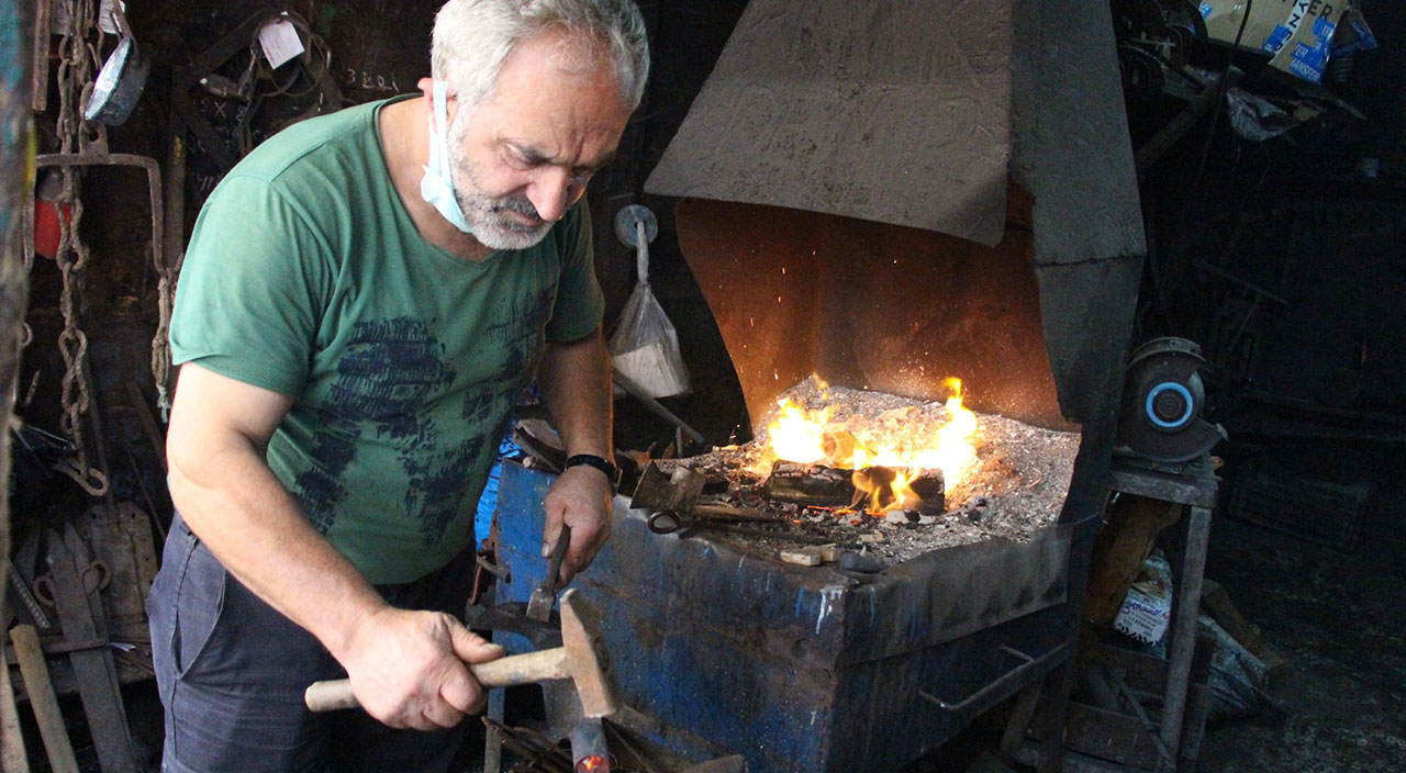 Memuriyet yerine baba mesleği olan demirciliği seçti