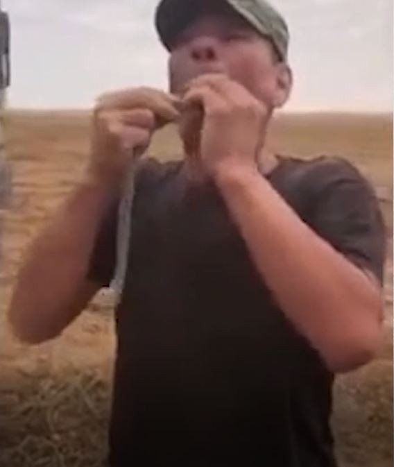 Arkadaşlarını etkilemek için yılanı ağzına soktu! Hayatını kaybetti
