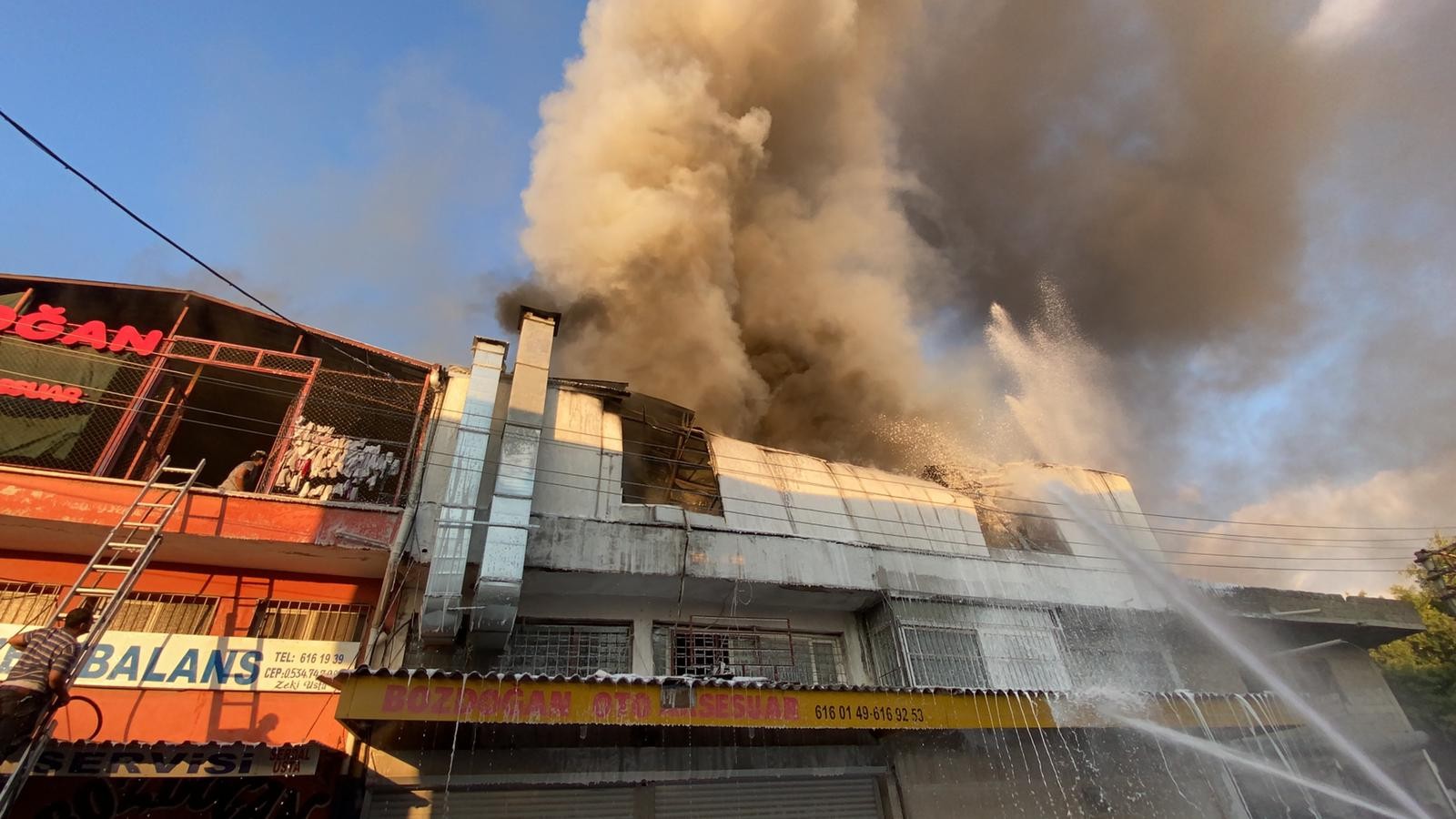 Hatay'da plastik boya imalathanesinde yangın çıktı