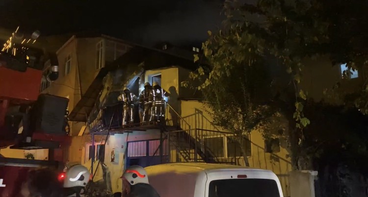 Ümraniye'de bir iş yerinde çıkan yangında piknik tüpü patladı