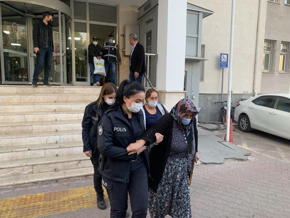 Hakkında 4 yıldan fazla hapis cezası olan 67 yaşındaki kadın yakalandı