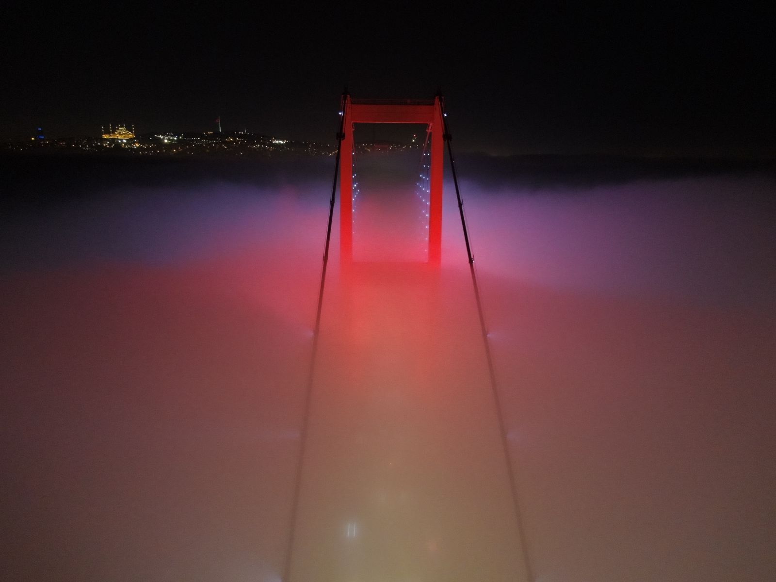 İstanbul güne sisle başladı: 15 Temmuz Şehitler Köprüsü görünmez hale geldi