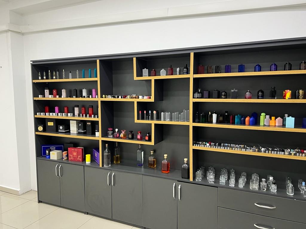 İstanbul'da operasyon, tonlarca kaçak alkol ve parfüm ele geçirildi