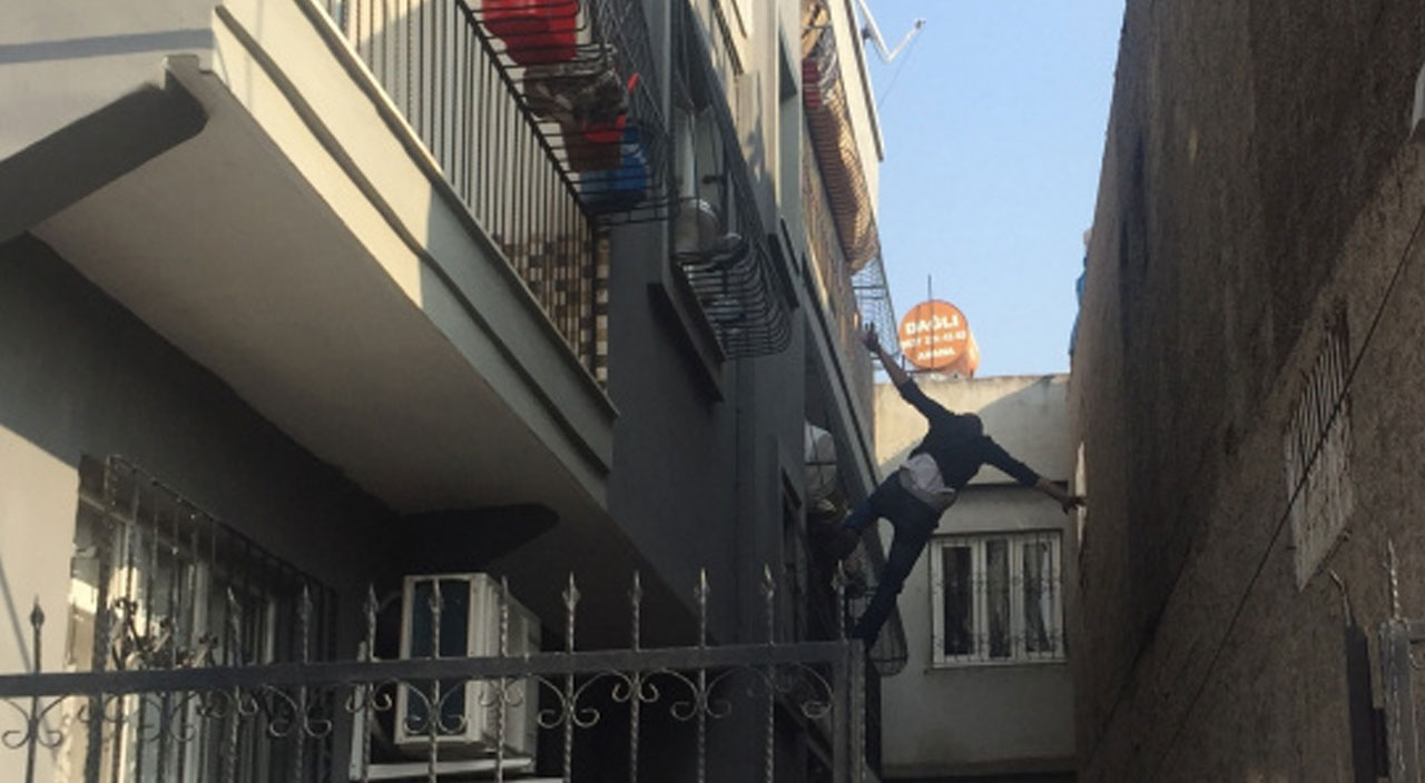 Adana’da evin çatısından atlayan genç, yardımına koşan komşusunun üzerine düştü