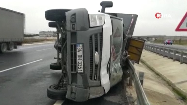 Fırtına İstanbul'u yıktı geçti