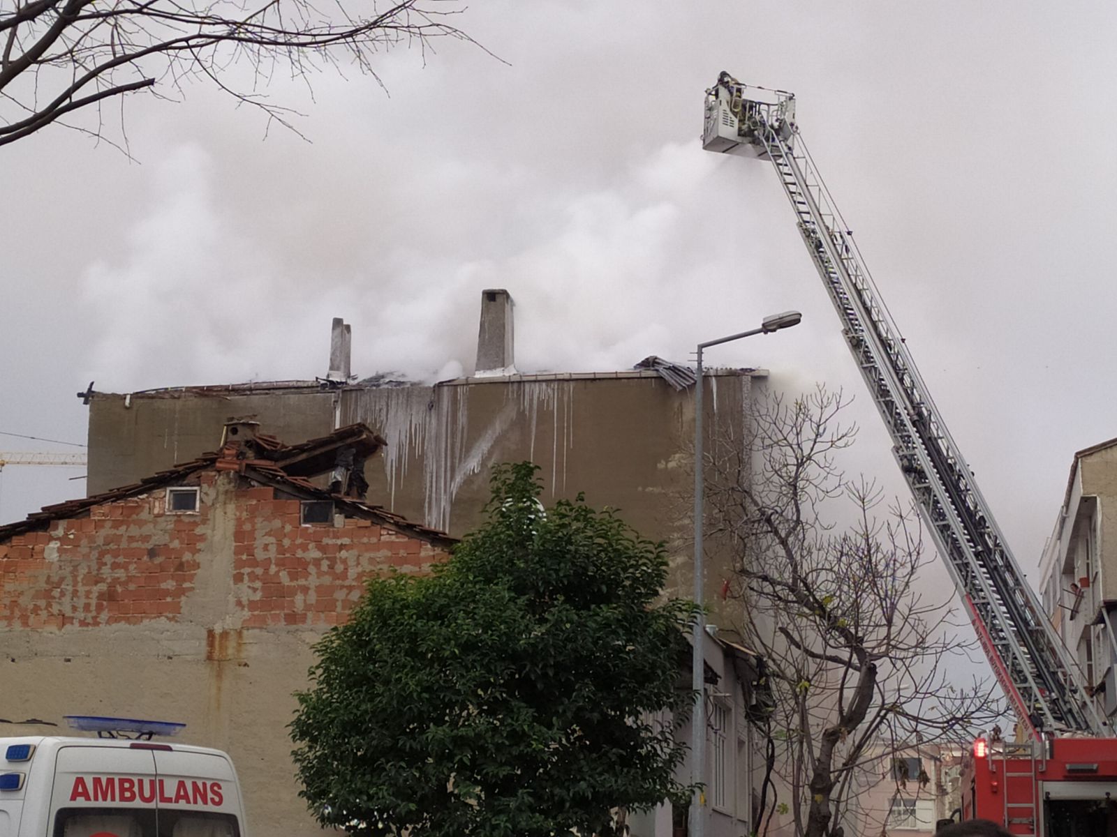 Bağcılar'da bir binada patlama meydana geldi