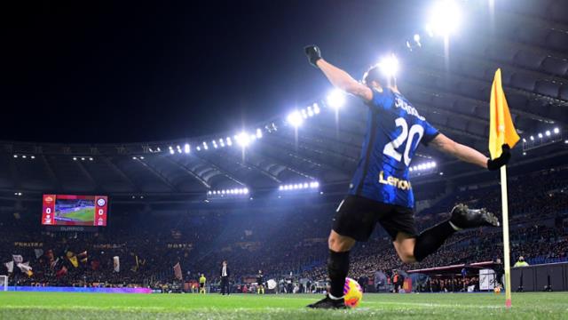 Hakan Çalhanoğlu’dan akıl almaz gol! Taraftarlar ayakta alkışladı