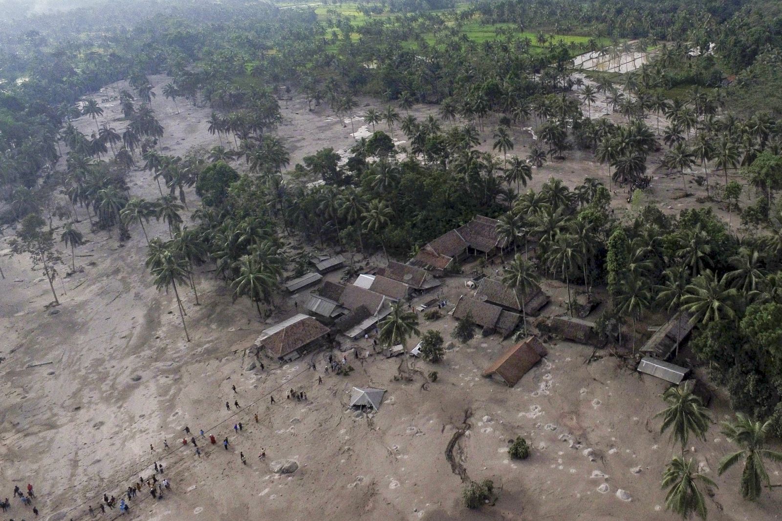 Endonezya'daki yanardağ patlamasında can kaybı 13’e yükseldi