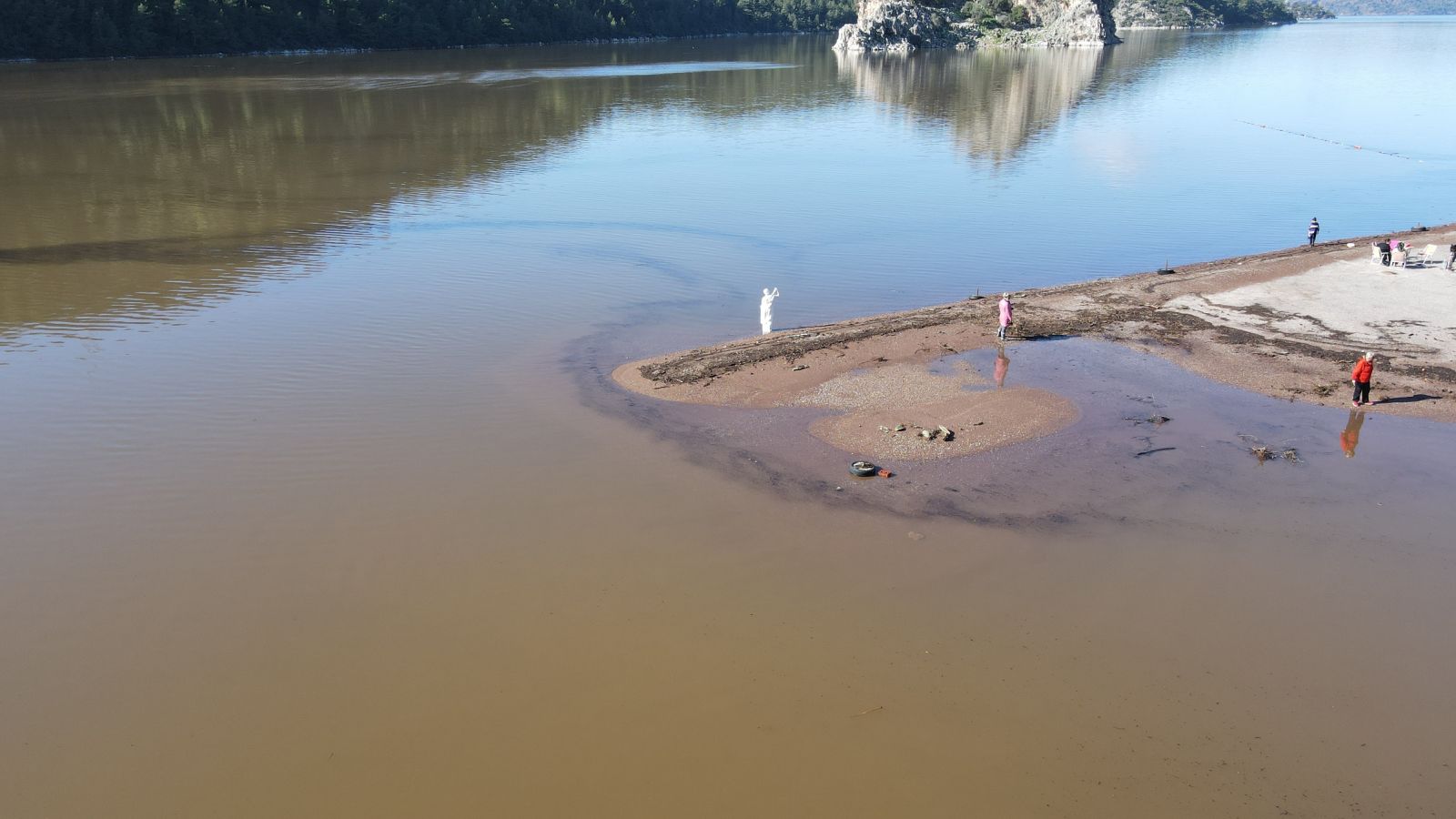 Marmaris'te deniz kahverengiye döndü