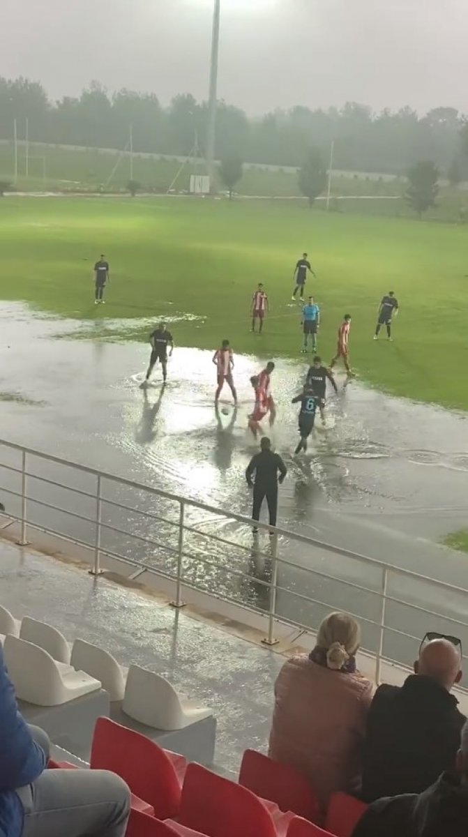 Antalyaspor-Trabzonspor U19 maçı adeta gölde oynandı: Tepkiler üst üste geldi
