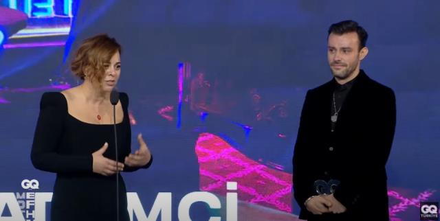 Yılın Oyuncusu ödülünü alan Salih Bademci sahnede gözyaşları içinde kaldı!