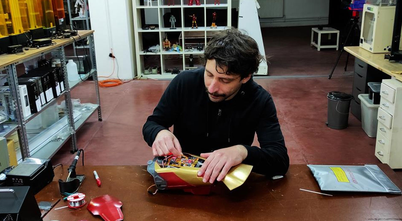 Yerli Iron Man: Derisinin altına yerleştirdiği çiple ateş edebiliyor