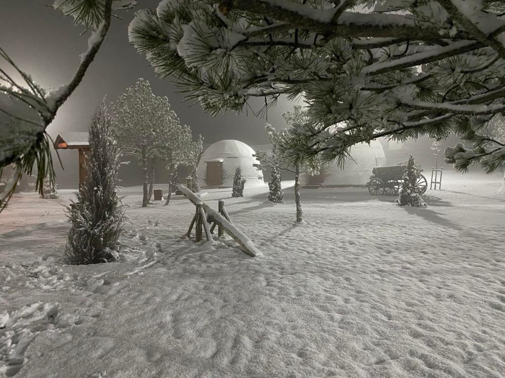 Çorum'da kar başladı, her yer beyaza büründü