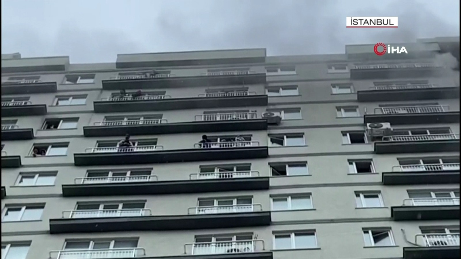 İstanbul’da 18 katlı rezidansta yangın: Mahsur kalanlar kurtarıldı