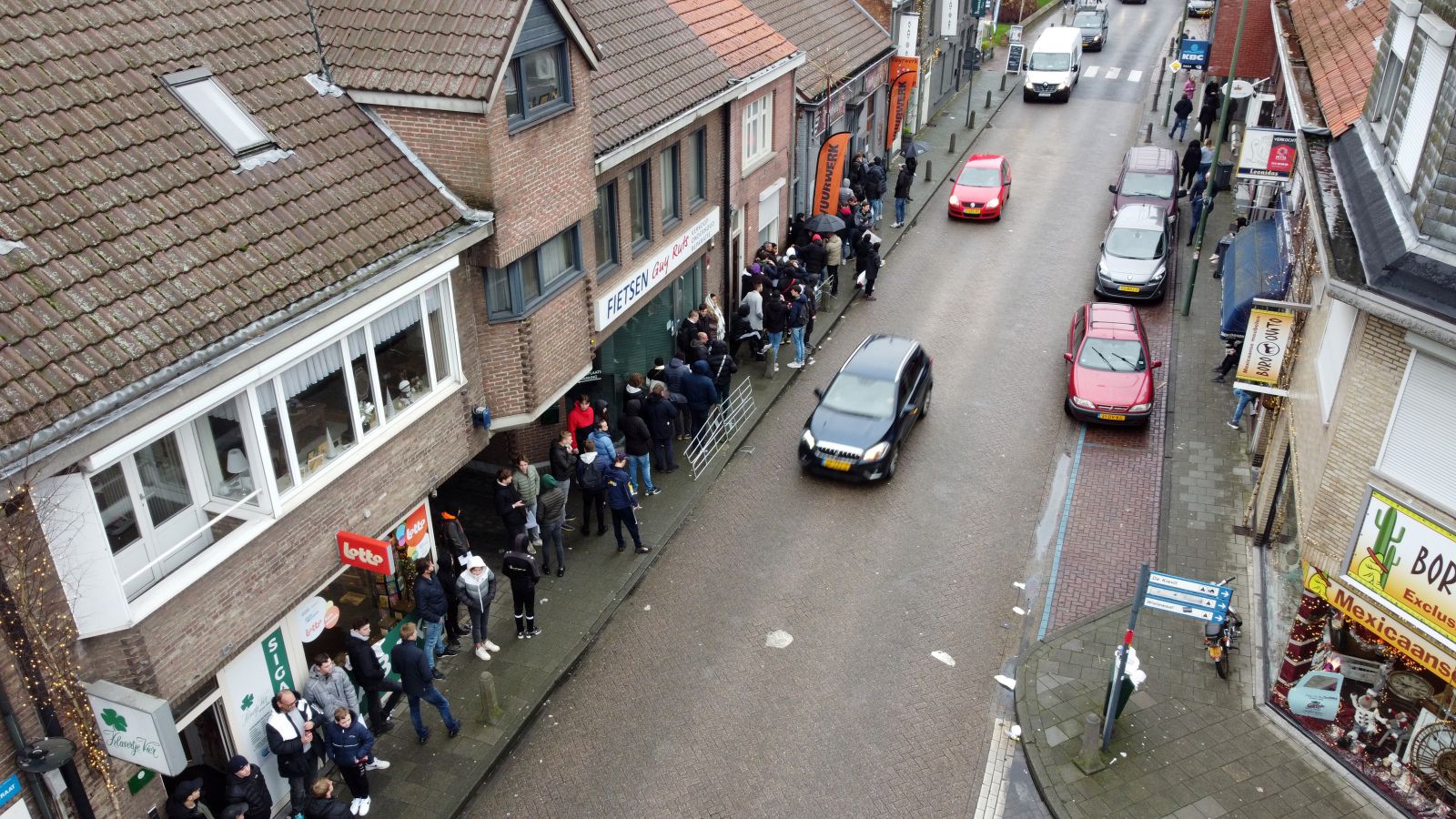 Havai fişek yasağı Hollandalıları durduramadı! Belçika'ya akın ettiler