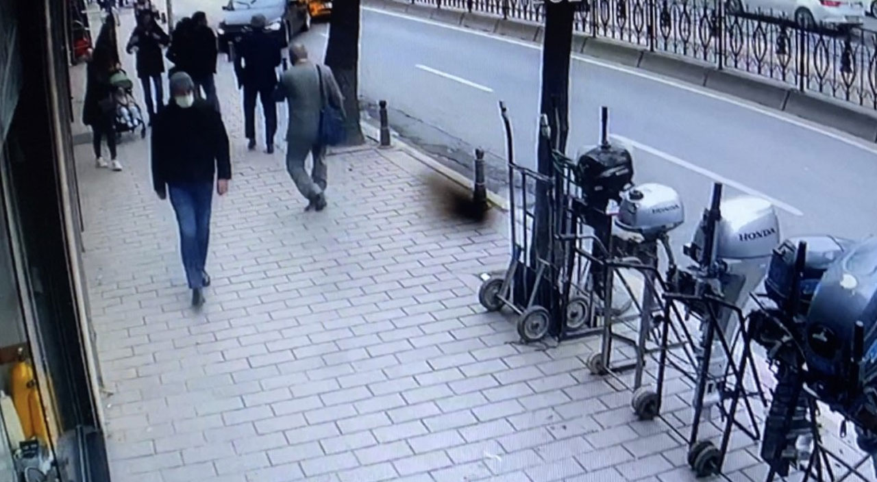 İstanbul’un göbeğinde dehşet anları: Otomobil yayaların arasına daldı