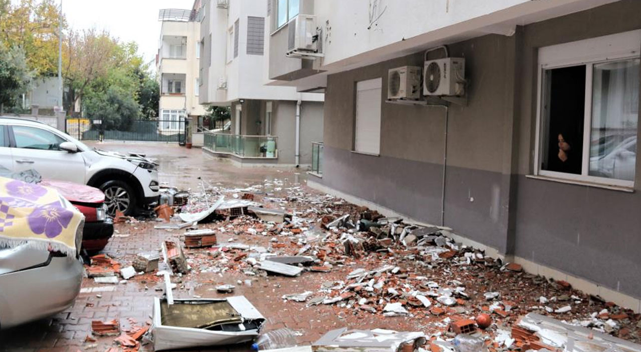 Kırmızı kod verilen Antalya'da fırtına şiddetini arttırdı