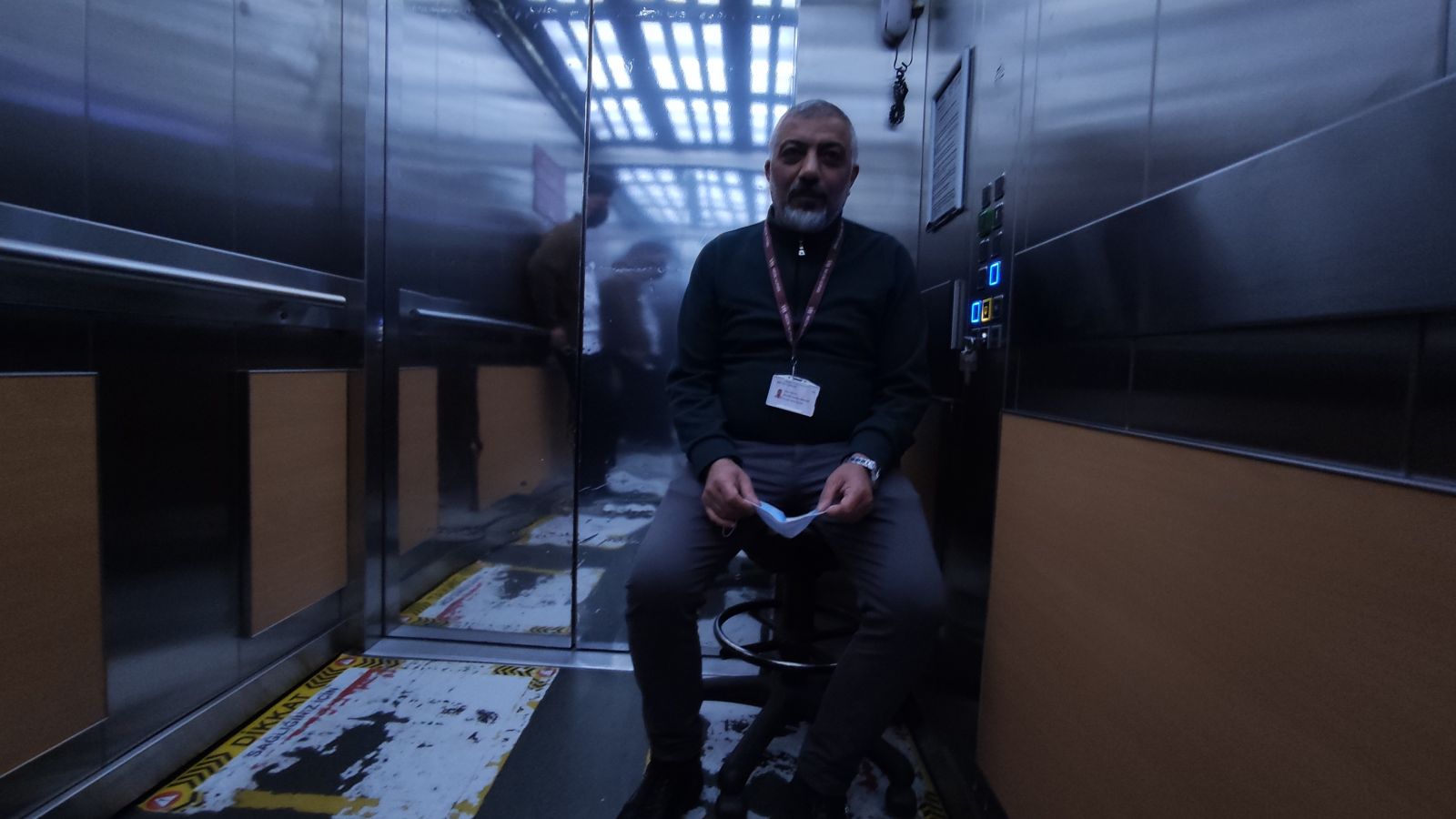 16 yıldır her gün 9 saati 2 metrekarelik asansörde geçiyor