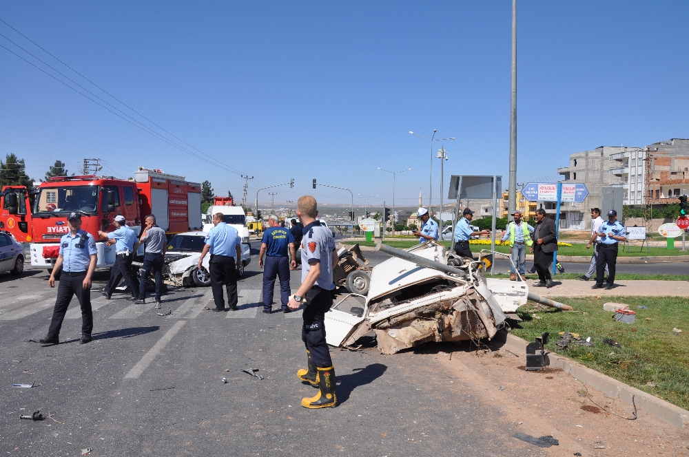 Otomobil hurdaya döndü, ölü ve yaralı var