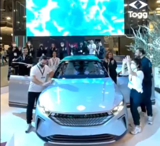 Bakan Varank’tan TOGG’un paylaşımına esprili gönderme: Keşke kaputa vurmasaydınız