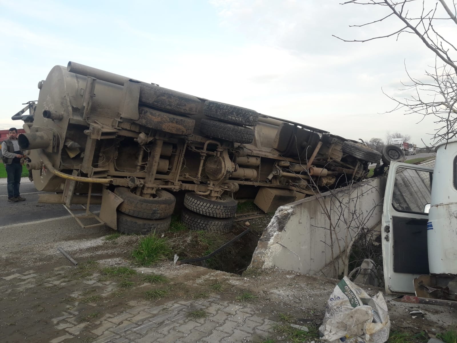 İzmir'de kaza yapan kamyonet ikiye bölündü