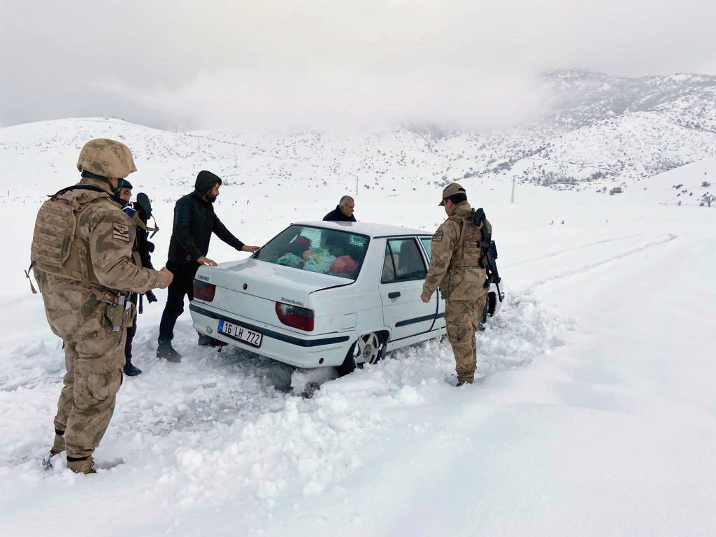 Bitlis'te karda mahsur kalan 1'i bebek 10 kişi kurtarıldı
