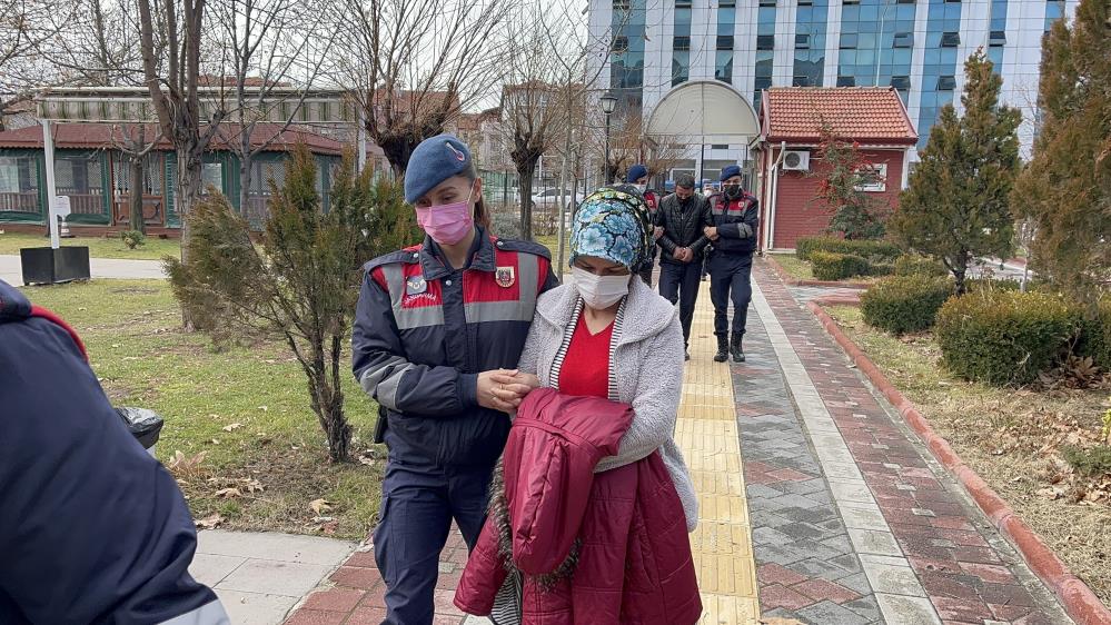 Battaniyeye sarılı halde yakalanan katil mahkemeye getirilirken ağladı