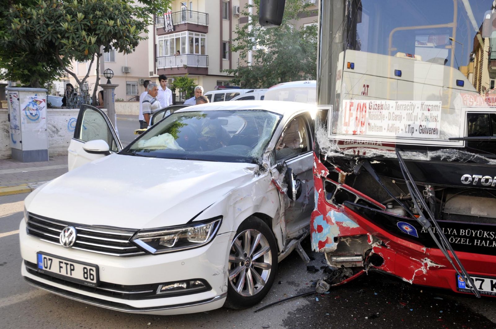 Yaralı emniyet müdürü canını değil, silahları düşündü