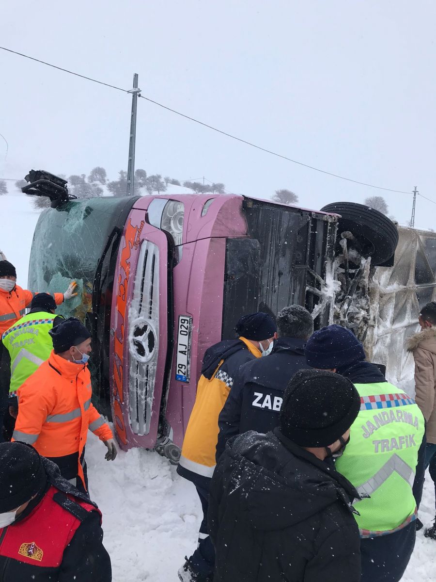 Giresun'da karlı yoldu yolcu otobüsü devrildi, çok sayıda yaralı var