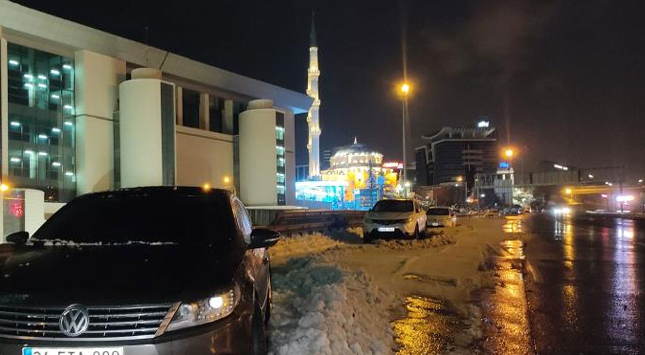 Kar yüzünden yola bırakılan araçlar alınmayı bekliyor