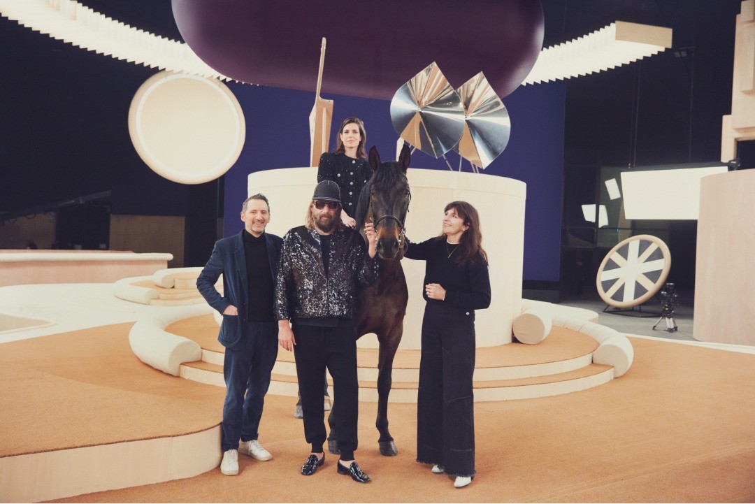 Grace Kelly'nin torunu Charlotte, podyuma at sırtında çıktı