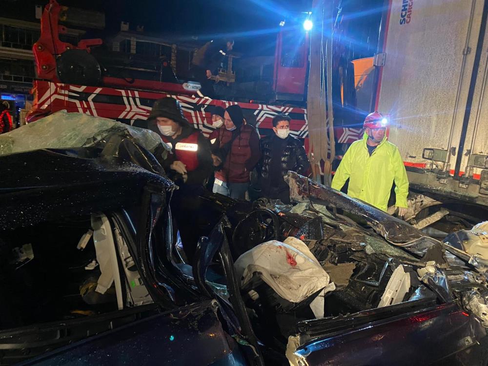 Balıkesir'de feci kaza! Tırın altına giren sürücü hayatını kaybetti