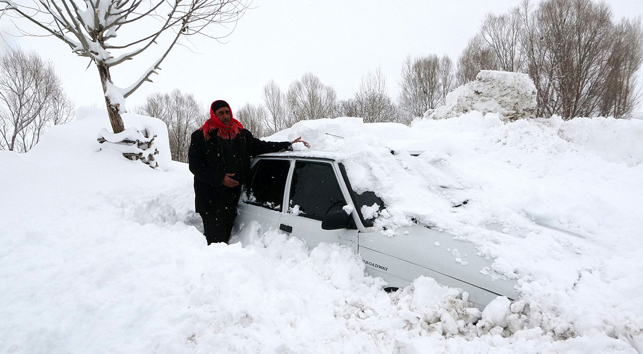 Yazı beklerken kış geldi! Kalınlık 2 metreyi buldu, kar bir köyü adeta yuttu