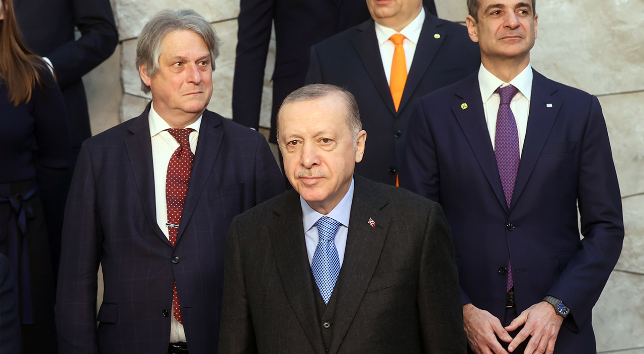 Kritik NATO Zirvesi başladı! Liderler aile fotoğrafı çektirdi