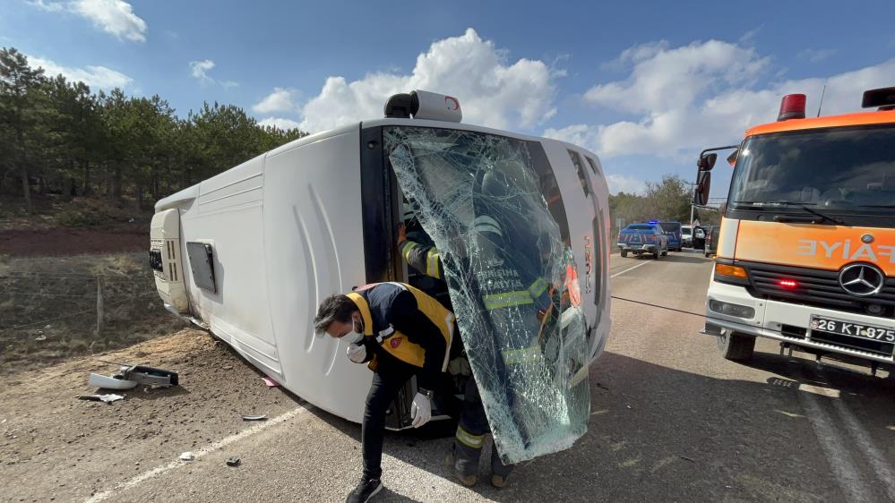 Eskişehir’de cezaevi otobüsü devrildi, yaralılar var