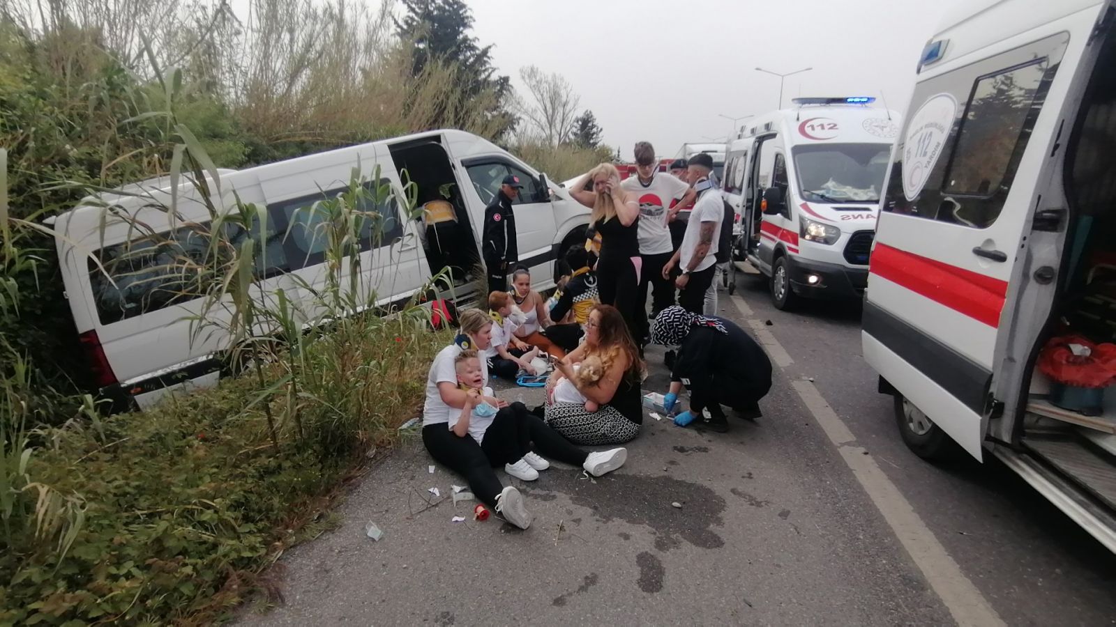 Antalya'da lastiği patlayan tur minibüsü devrildi, 12 turist yaralandı