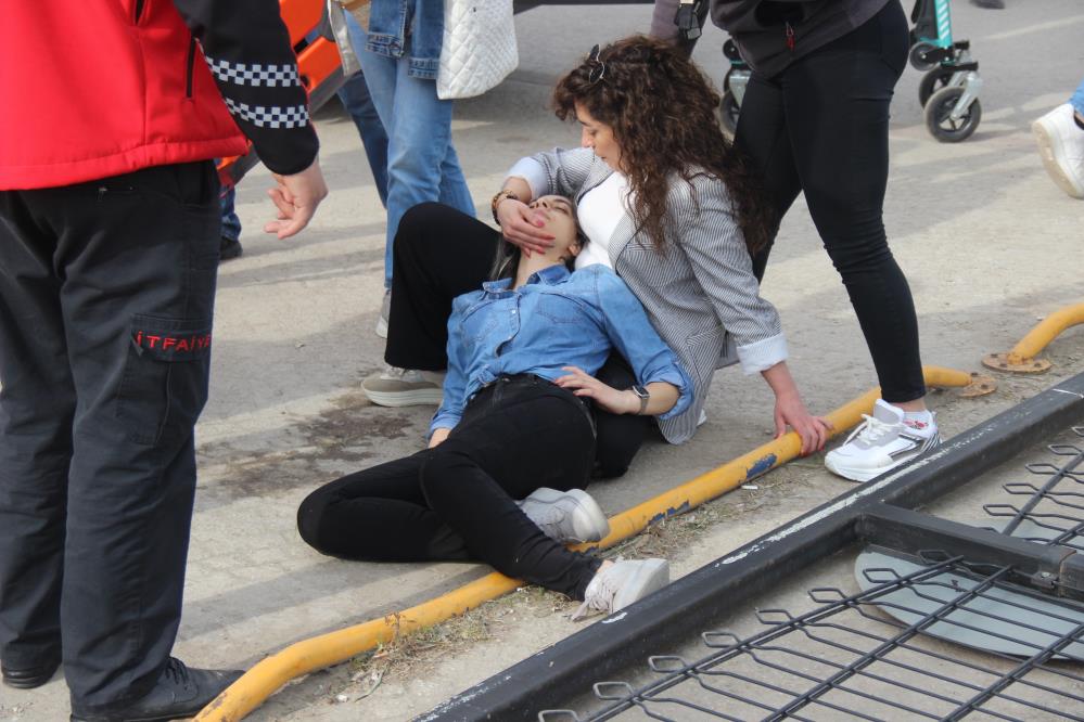 İş yerini açmak isterken üzerine demir kapı devrildi