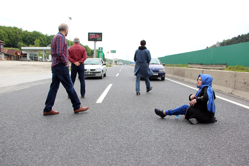 TEM’i ve D-100’ü trafiğe kapadılar!